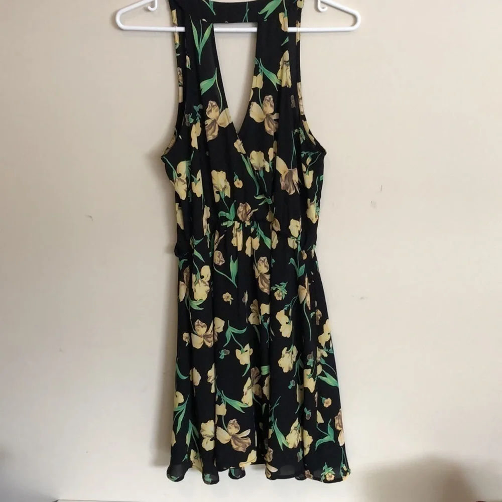 Lush dress sleeveless, crossover front and back - Picture 2 of 10